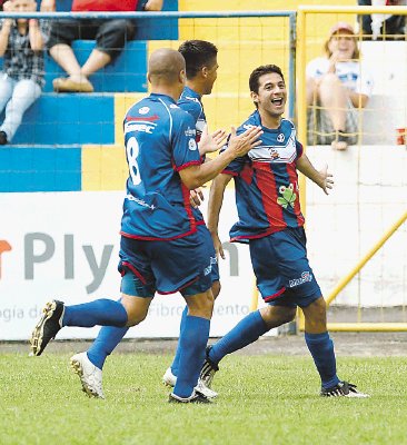 Brenes y Danny Fonseca militan en Cartagin&#x00E9;s. Archivo.