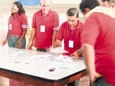 El conteo de los votos de parte de los fiscales de mesa se realiz&#x00F3; de manera tranquila y ordenada. R&#x00F3;ger Amoretty.