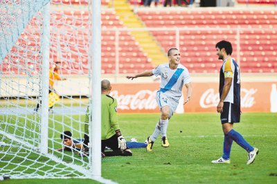 Manuel Le&#x00F3;n hizo el gol de la victoria para los chapines. Alexander Ot&#x00E1;rola.