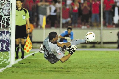 Donny Grant se luci&#x00F3; en el disparo de Blas P&#x00E9;rez, fue el primer lanzamiento de los paname&#x00F1;os y con el pie lo ataj&#x00F3;. Alex&#x00E1;nder Ot&#x00E1;rola.