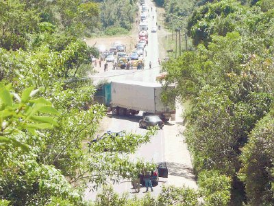 Debido al ret&#x00E9;n la Interamericana Sur permaneci&#x00F3; cerrada por cuatro horas. Jorge Calder&#x00F3;n.