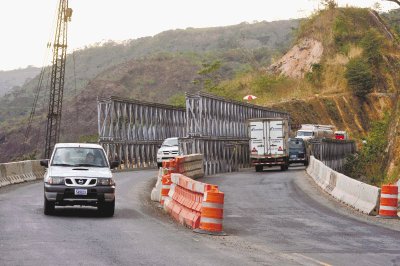 La falla en el hundimiento donde se colocaron los puentes Bailey se asoci&#x00F3; con el problema del inadecuado manejo de aguas. Jos&#x00E9; Rivera.