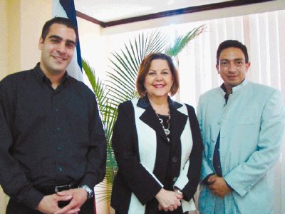 Adri&#x00E1;n Pinto y Juan Chaves junto a la ministra Fonseca. 