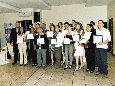 Ellos recibieron los t&#x00ED;tulos del INA. Jorge Calder&#x00F3;n.