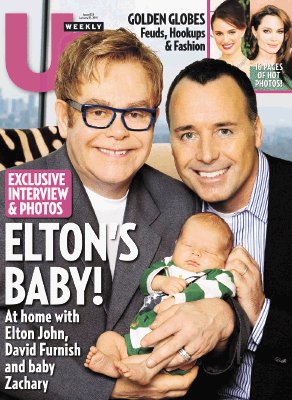 Elton John y su pareja posan con su hijo. EFE.
