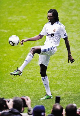 Adebayor confes&#x00F3; que le gustar&#x00ED;a jugar el domingo. AFP
