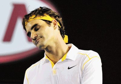 Federer qued&#x00F3; eliminado ante el serbio Novak Djokovic en el Abierto de Australia. AFP
