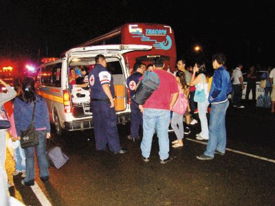 Varias ambulancias llegaron a trasladar heridos. M. Cordero.