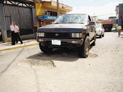 Condici&#x00F3;n de la carretera pone en disgusto a vecinos que transitan la v&#x00ED;a. M. Cordero.