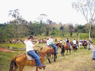 El recorrido de los jinetes fue acompa&#x00F1;ado por el toque de las marimbas. Archivo.