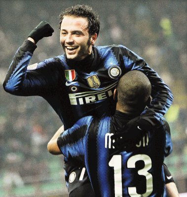 Giampaolo Pazzini celebr&#x00F3; a lo grande su debut con el Inter. EFE