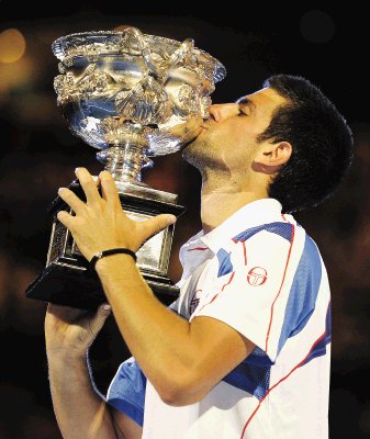 Novak Djokovic, gan&#x00F3; por segunda vez en Melbourne. AP