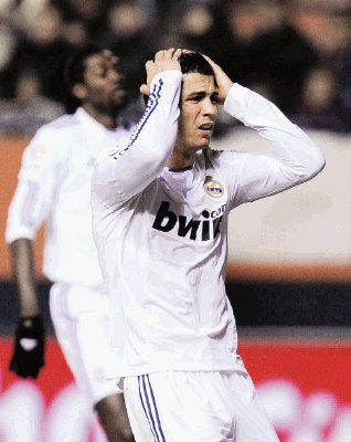 Cristiano Ronaldo no lo puede creer, quedaron a siete puntos del l&#x00ED;der Barcelona. EFE