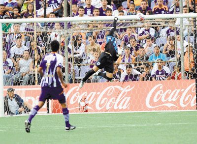 El vuelo de V&#x00ED;ctor Bol&#x00ED;var ser&#x00E1; infructuoso. El bal&#x00F3;n llegar&#x00ED;a al fondo de los cordeles y ser&#x00E1; el primer gol florense. Manuel Vega