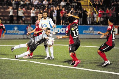 Al portero se le zaf&#x00F3; el bal&#x00F3;n y dej&#x00F3; ir el empate. Mario Castillo