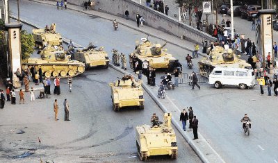 La milicia y la polic&#x00ED;a patrullan en El Cairo. EFE.