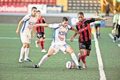 Leandrinho fue el goleador de la Liga el torneo anterior con 9 tantos, en este torneo tiene una anotaci&#x00F3;n. Alexander Ot&#x00E1;rola