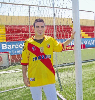   El atacante zurdo ha jugado en los clubes Durazno (Uruguay), Platense, San Telmo y Estudiantes de la Plata (Argentina), y en el Osorno (Chile).
