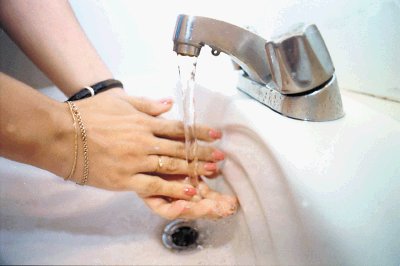 Salud insiste en que el lavado de manos es vital. Archivo.