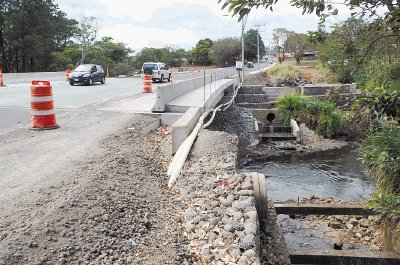 Los puentes en R&#x00ED;o Segundo de Alajuela se ampliaron a cuatro carriles. Manuel Vega.