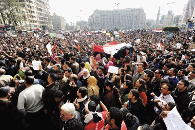 Las protestas en Egipto cumplieron ayer siete d&#x00ED;as, mientras muchos intentan salir, otros claman por democracia. EFE.
