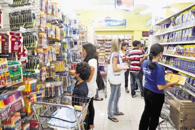 Padres afinaban detalles para entrada a clases. Jos&#x00E9; Rivera.