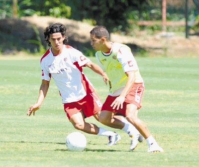 La &#x201C;Sele&#x201D; tuvo ayer una pr&#x00E1;ctica leve. Realizaron un regenerativo (la mayor&#x00ED;a jug&#x00F3; el domingo), luego tuvieron contacto con el bal&#x00F3;n y ensayaron el parado defensivo en jugadas de tiro libre.