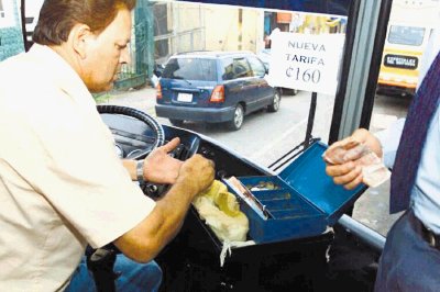 Varias solicitudes de empresas de buses hacen fila. Archivo.