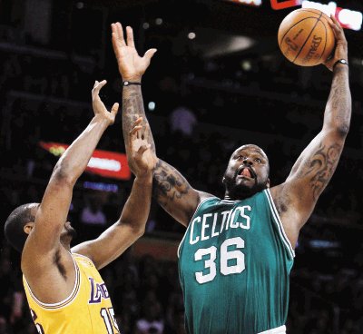Shaquille O&#x0027;Neal impuso su fortaleza, ante la presencia de Ron Artest. Los Celtics mostraron gran juego de conjunto. Reuters