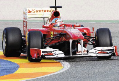 Fernando Alonso luci&#x00F3; el F150 por primera vez. El espa&#x00F1;ol asegura &#x201C;que ten&#x00ED;a muchas ganas de subir al auto&#x201D;. Reuters