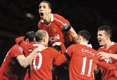 Los jugadores del United, entre ellos Ferdinand (arriba), festejan el tercer tanto de su equipo. AFP