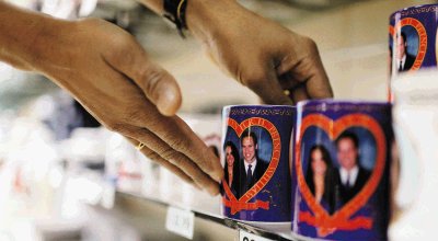 Tazas con las fotograf&#x00ED;as de la pareja. EFE.