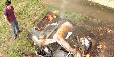 &#x201C;El Fin&#x201D; tiene una trama apocal&#x00ED;ptica, aqu&#x00ED; un meteorito cae sobre un carro, afuera de la casa del protagonista. Cortes&#x00ED;a.