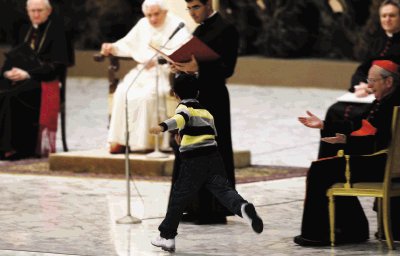 Secuencia que muestra al ni&#x00F1;o corriendo hacia el Papa, quien lo bendijo. Reuters.