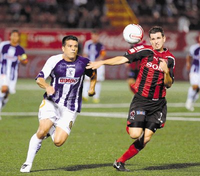 Contra Saprissa, Alajuela jug&#x00F3; en igualdad de condiciones. Archivo.