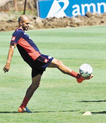   Estuvo a punto de pasar a Saprissa, pero problemas en su contrato lo hacen volver a Santos. Lateral derecho que aportar&#x00E1; experiencia y liderazgo a la zaga.