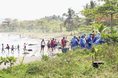 Los vecinos piden detener al homicida. M. Vega.