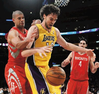 Gasol no parece agotado, con 10.6 rebotes por juego. AFP.