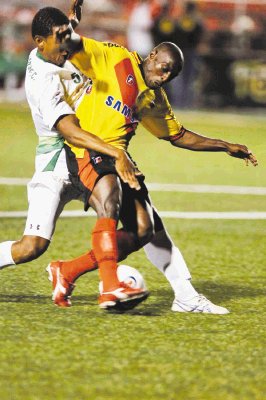 La semana pasada Herediano no sac&#x00F3; m&#x00E1;s que el empate ante Lim&#x00F3;n, en el estadio Rosabal Cordero. El brasile&#x00F1;o Jorge &#x201C;la Flecha&#x201D; Barbosa no ha anotado. Archivo.