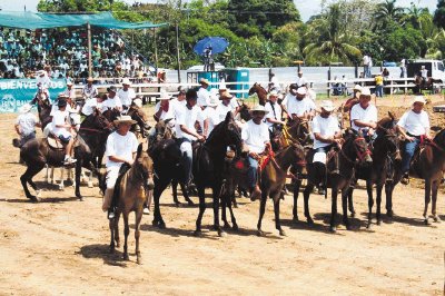 La carrera de mulas es la actividad m&#x00E1;s esperada de las fiestas populares. Cortes&#x00ED;a.