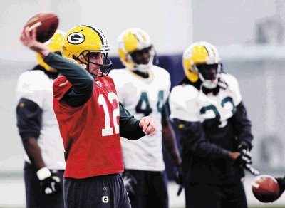 Aaron Rodgers de los Packers, se entretuvo un rato con el bal&#x00F3;n, antes del entrenamiento de ayer. Reuters.