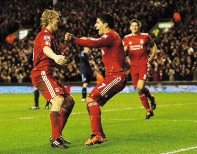 El uruguayo Su&#x00E1;rez salt&#x00F3; al campo al minuto 63 de juego y anot&#x00F3; su primer gol en la Premier en el minuto 79. Reuters.