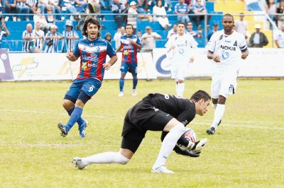 Ante Brujas Diego Pa&#x00ED;s entr&#x00F3; de cambio. No lleva ning&#x00FA;n gol en el Verano. Archivo.