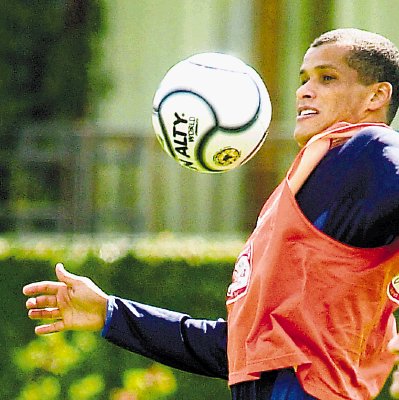 Rivaldo espera jugar hoy con el Sao Paulo. Archivo.