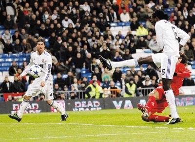   El ariete togol&#x00E9;s Emmanuel Adebayor, debut&#x00F3; en la Copa del Rey con el Madrid, abombando la red.