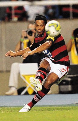 Ronaldinho no pudo mostrar toda su magia en su debut. EFE