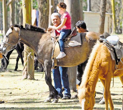 Puede visitar La Sabana o el Parque de La Paz. &#x00A1;Hay mucho que hacer all&#x00ED;! Manuel Vega.