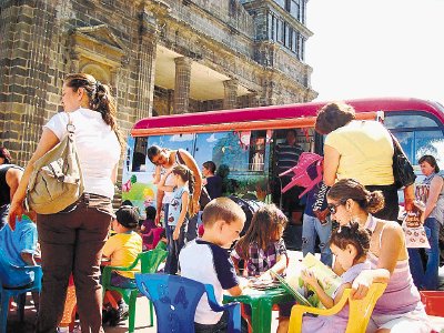 La biblioteca en bus viaja por todo el pa&#x00ED;s. Archivo.