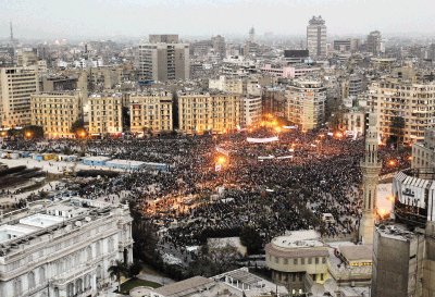 Decenas de miles llenan la plaza en El Cairo. EFE.