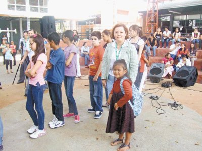 Ni&#x00F1;os recibieron &#x00FA;tiles como ayuda para que sigan con sus estudios. Cortes&#x00ED;a.